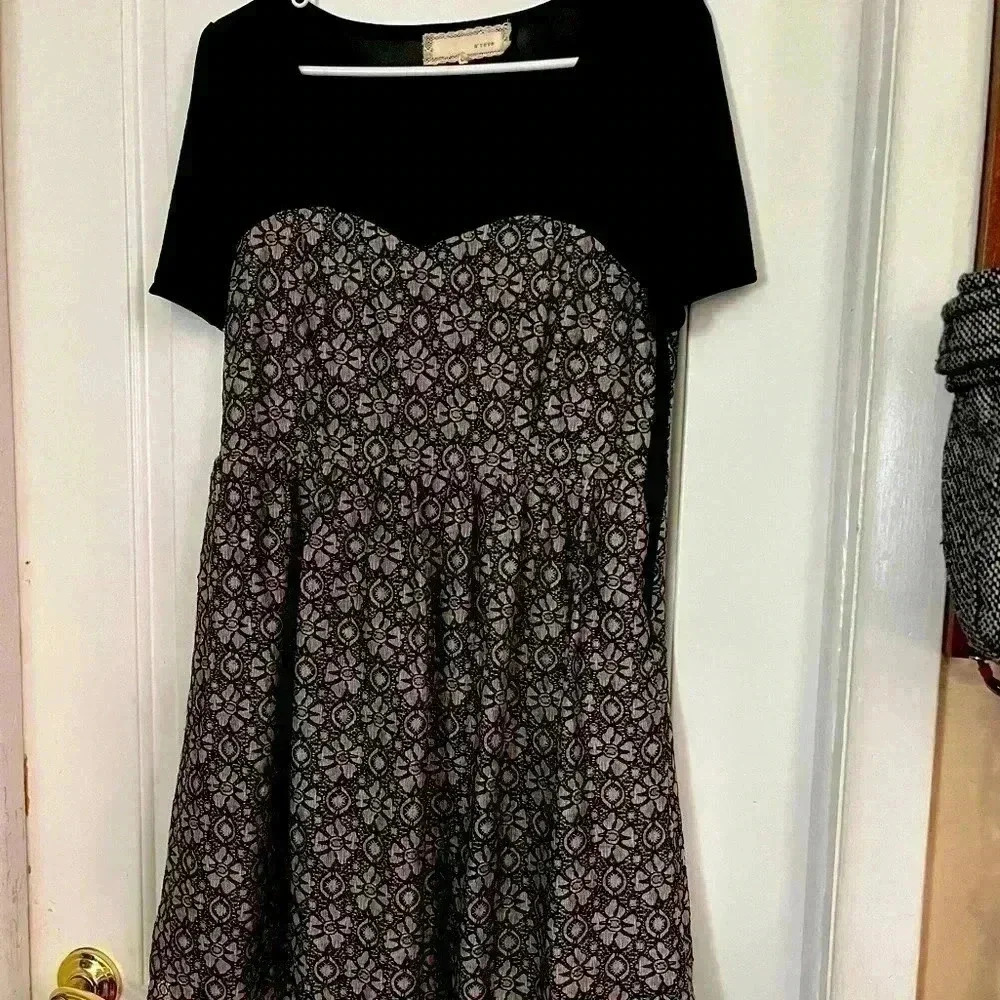 Elegant Black and Gray Patterned Dress